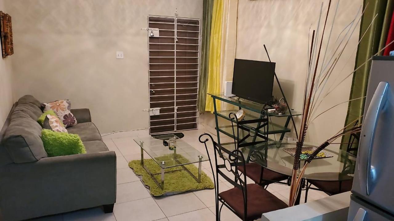 #1 Jacaranda Vacation Home Spanish Town Exterior foto